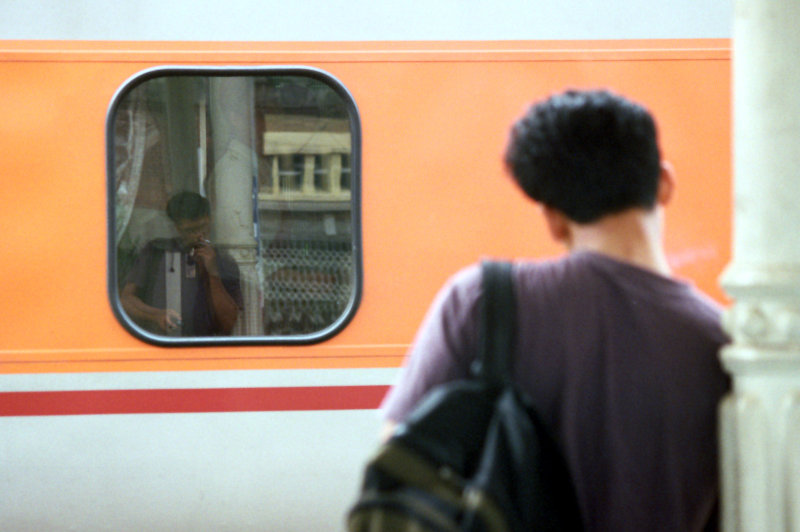 台灣鐵路旅遊攝影台中火車站月台旅客2002年之前攝影照片4